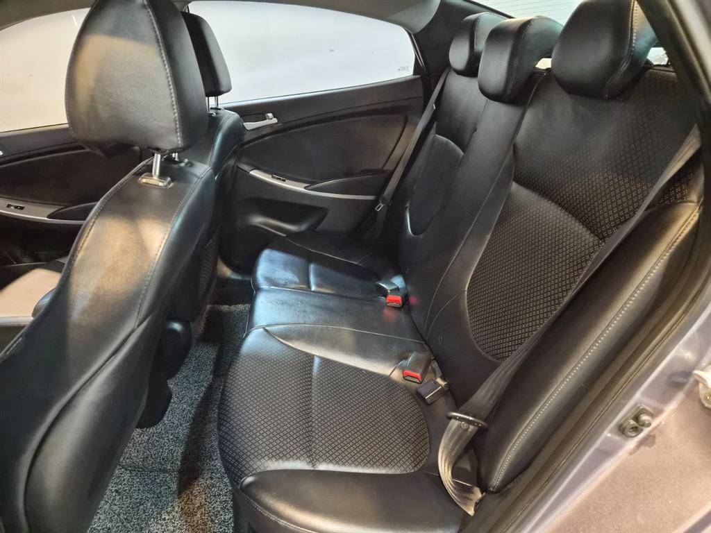 HYUNDAI Accent - Vista 6