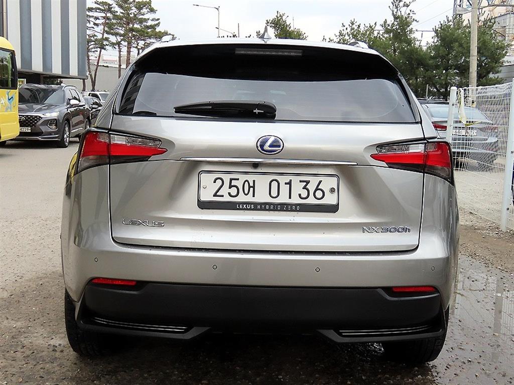 Lexus NX - Vista 4