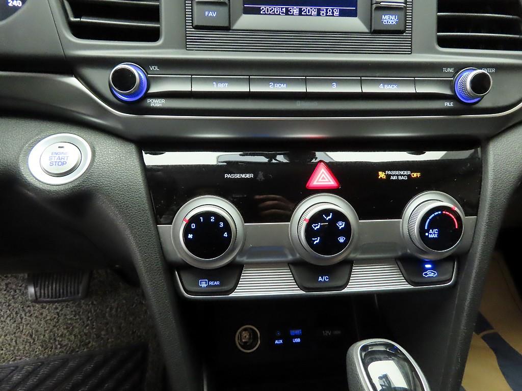 HYUNDAI Avante - Vista 9