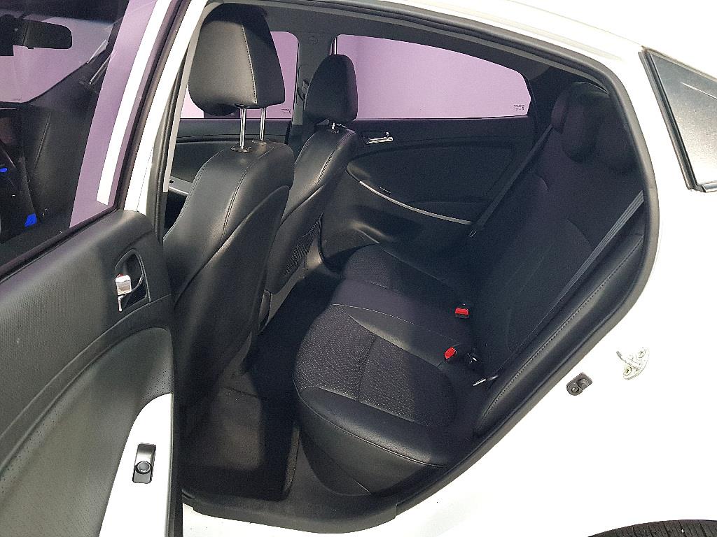 HYUNDAI Accent - Vista 9