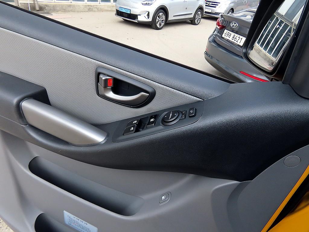 HYUNDAI Starex - Vista 12