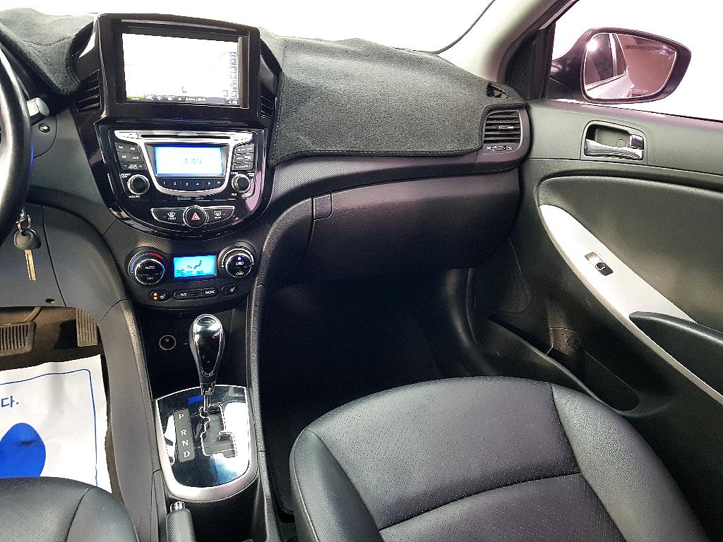 HYUNDAI Accent - Vista 10