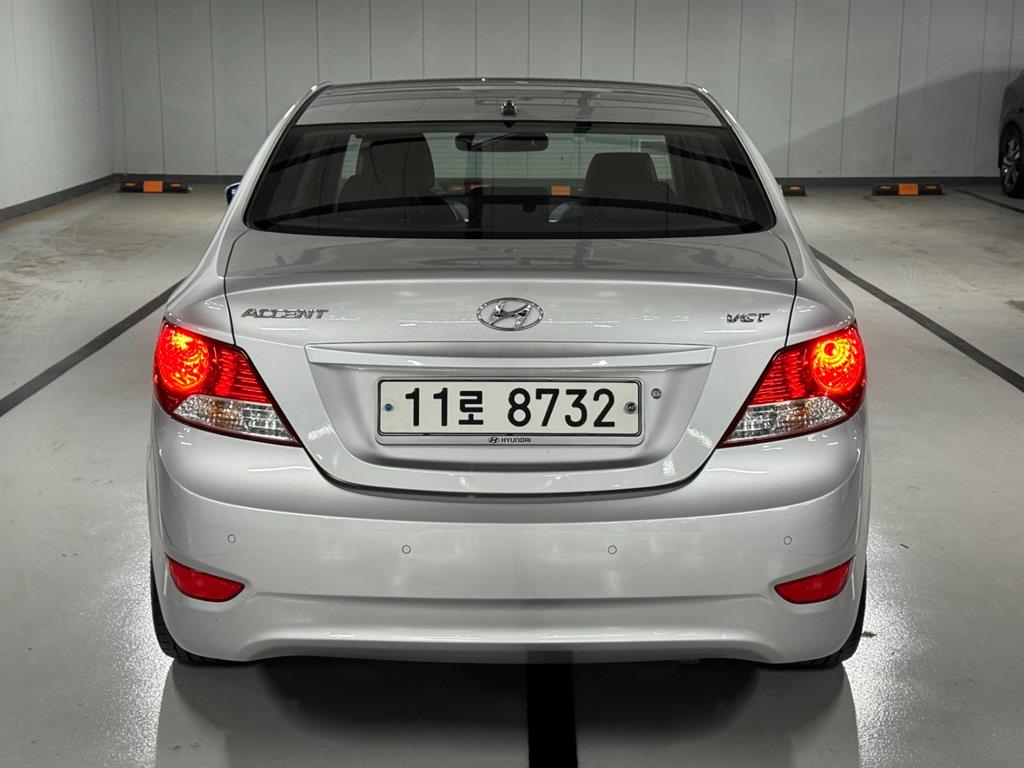 HYUNDAI Accent - Vista 4