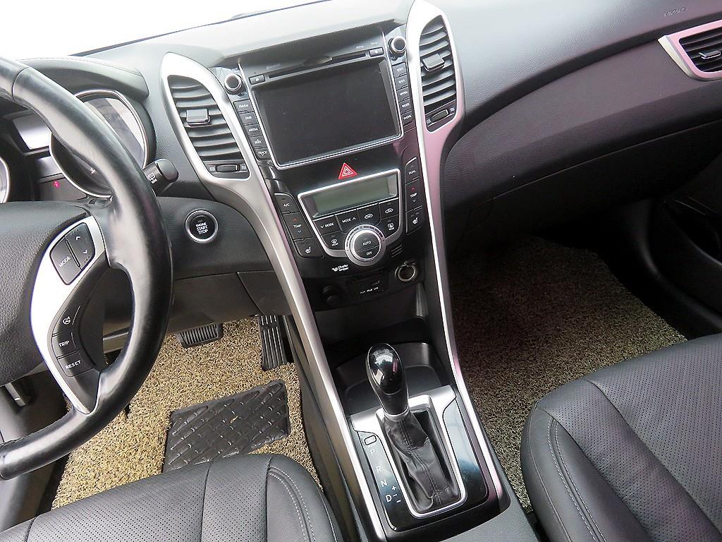 HYUNDAI i30 - Vista 10