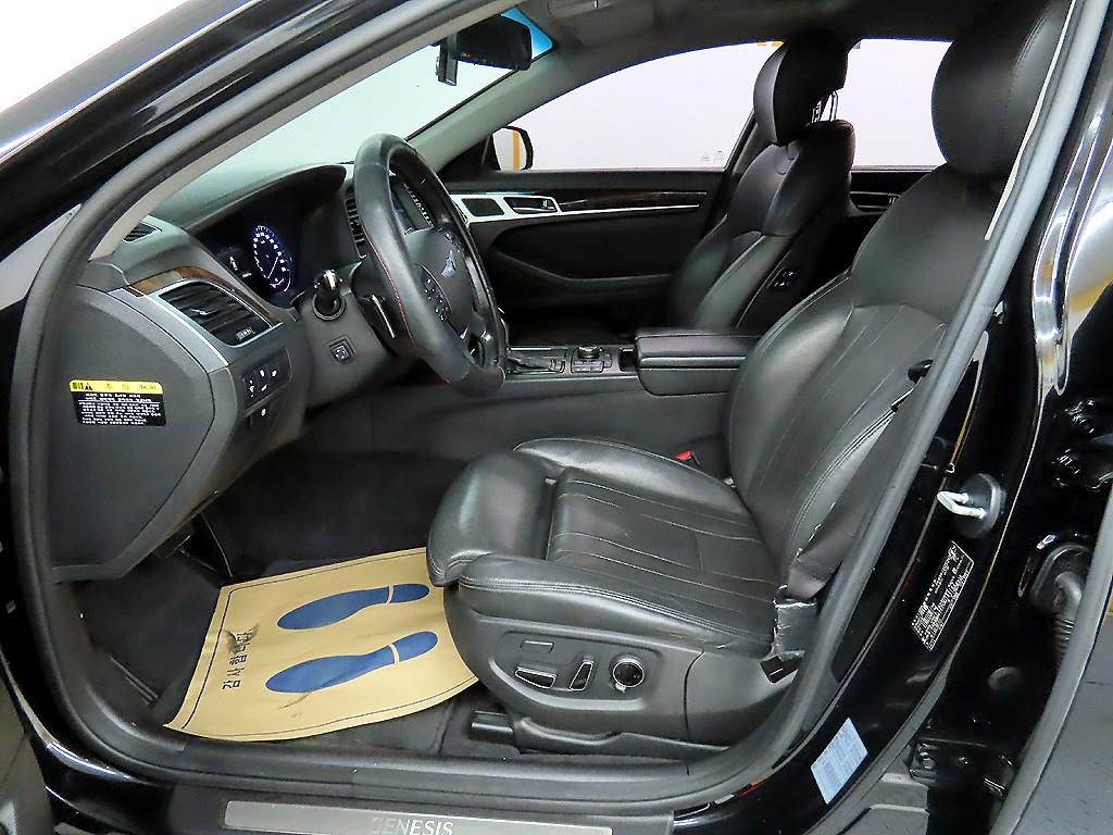 HYUNDAI Genesis - Vista 5