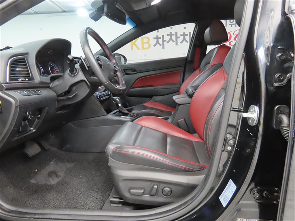 HYUNDAI Avante - Vista 5