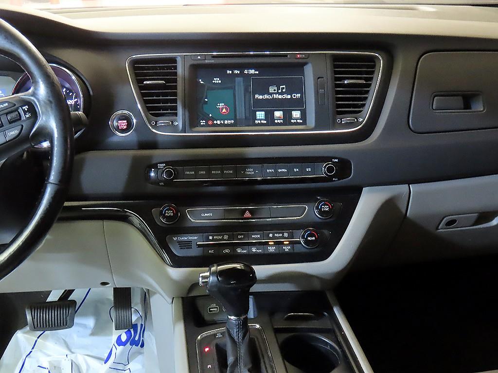 KIA Carnival - Vista 12