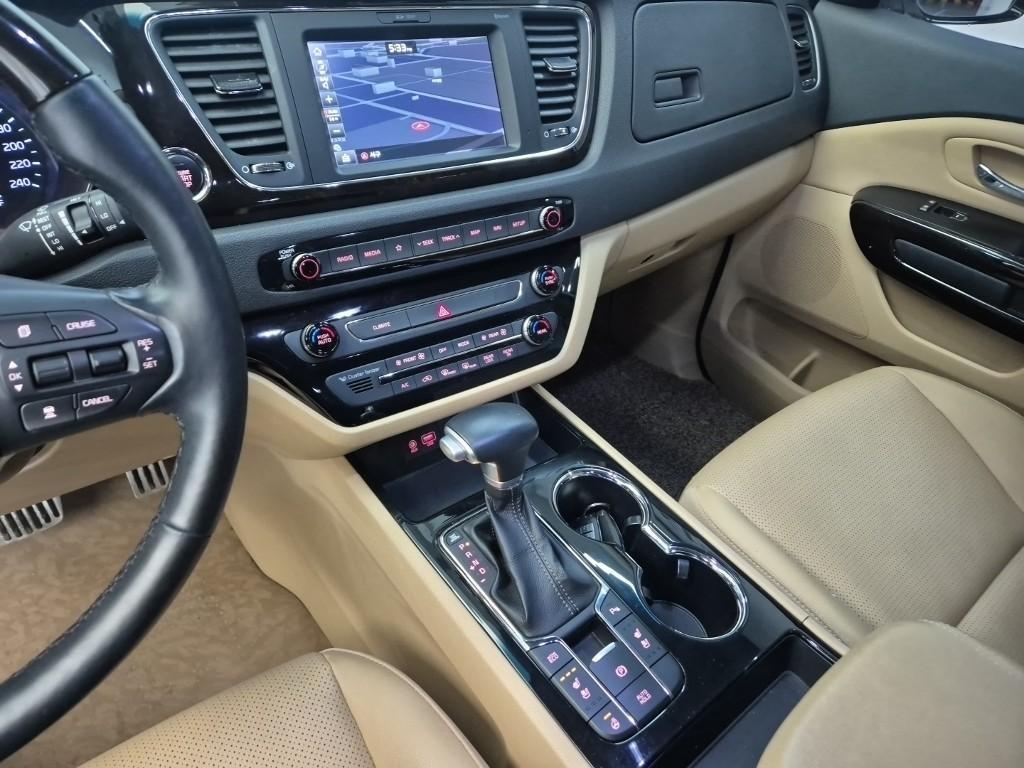 KIA Carnival - Vista 10