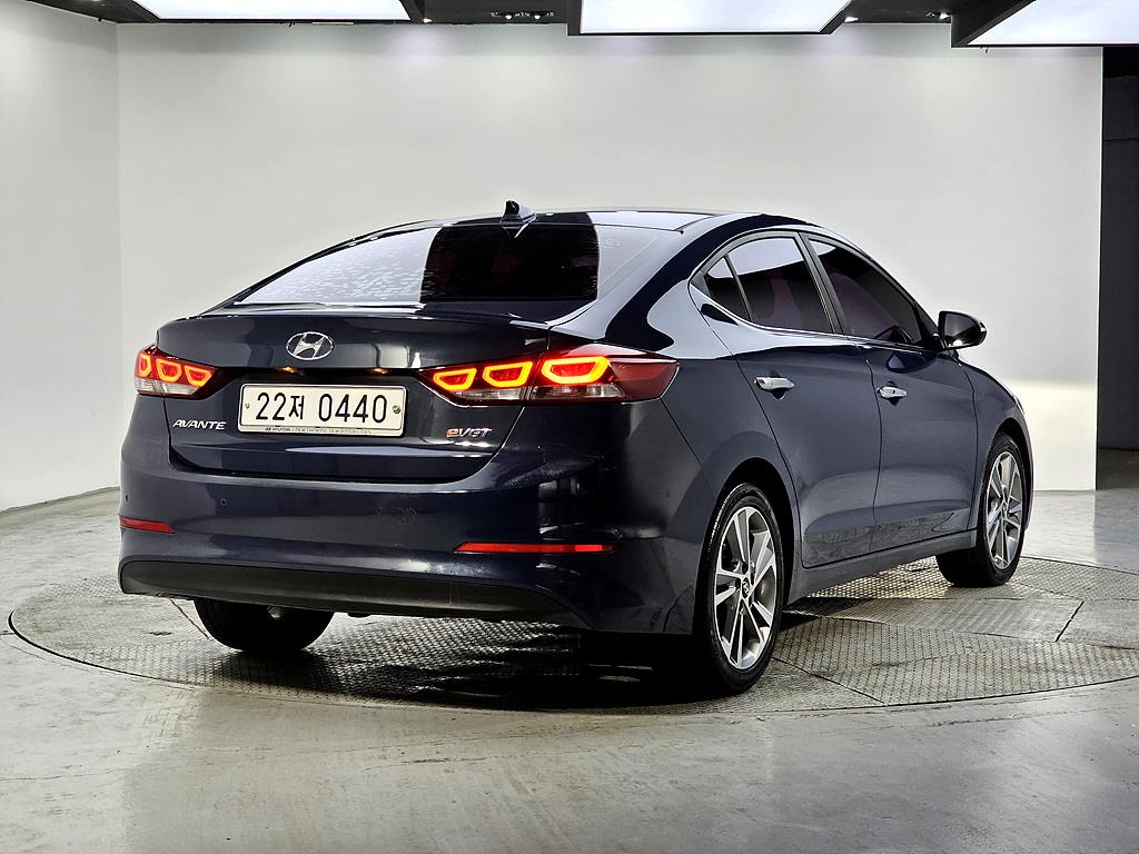 HYUNDAI Avante - Vista 4