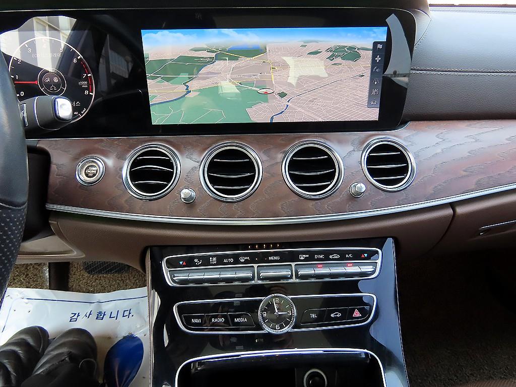 Mercedes Benz E class - Vista 12