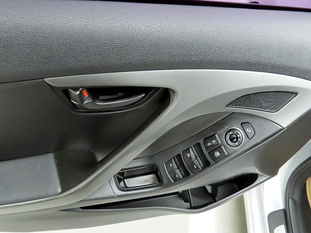 HYUNDAI Avante - Vista 11