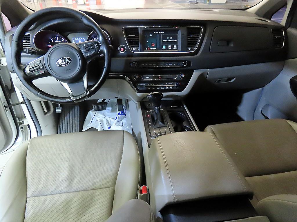 KIA Carnival - Vista 11