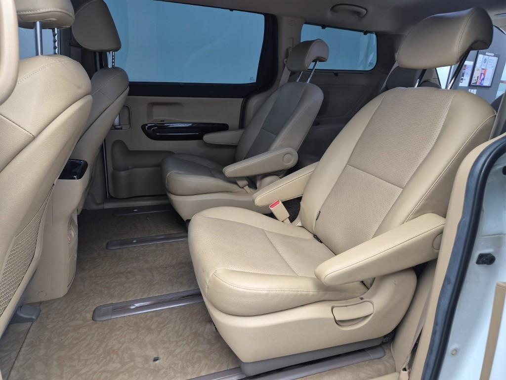KIA Carnival - Vista 12