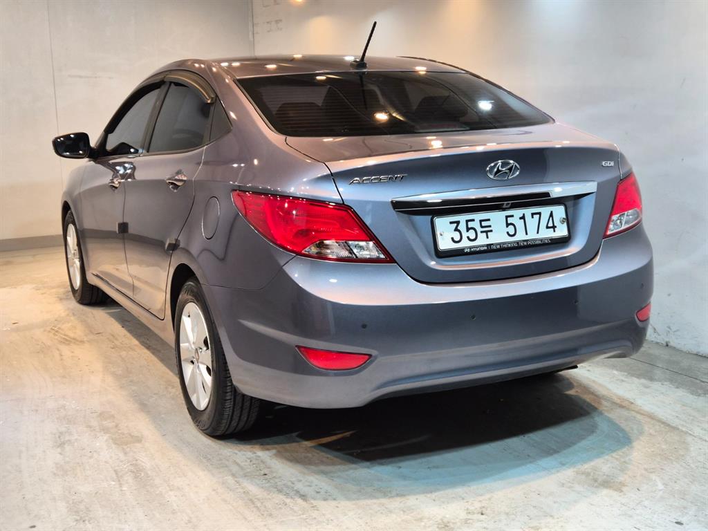 HYUNDAI Accent - Vista 4