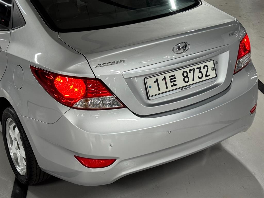 HYUNDAI Accent - Vista 9