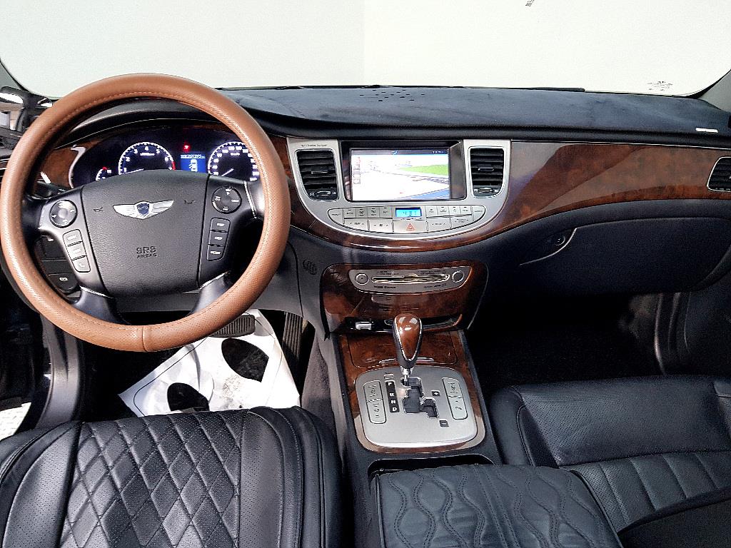 HYUNDAI Genesis - Vista 5