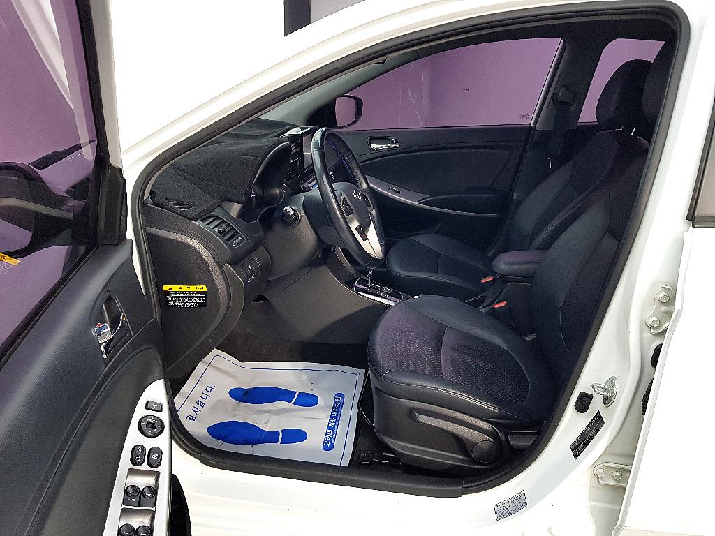 HYUNDAI Accent - Vista 8