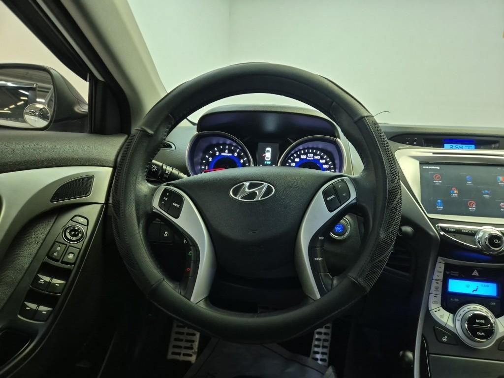 HYUNDAI Avante - Vista 9