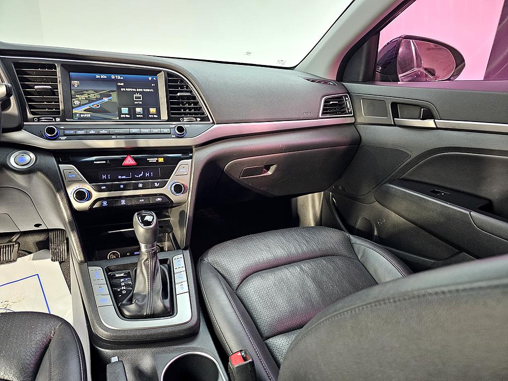 HYUNDAI Avante - Vista 10