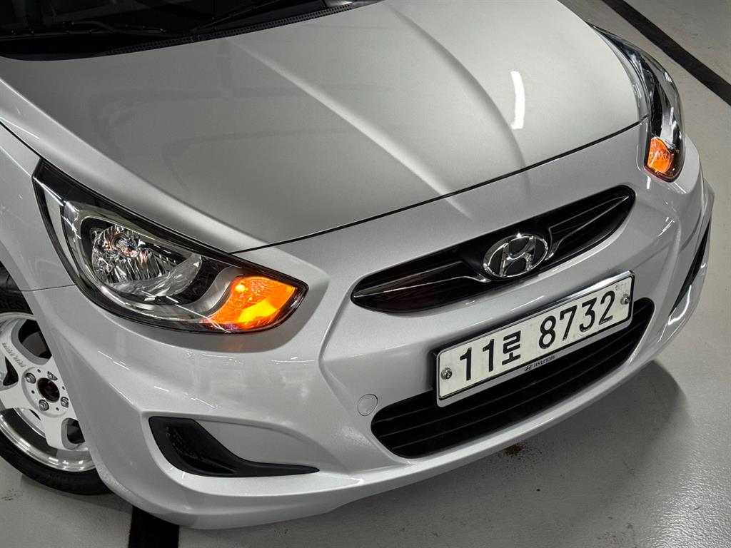 HYUNDAI Accent - Vista 8