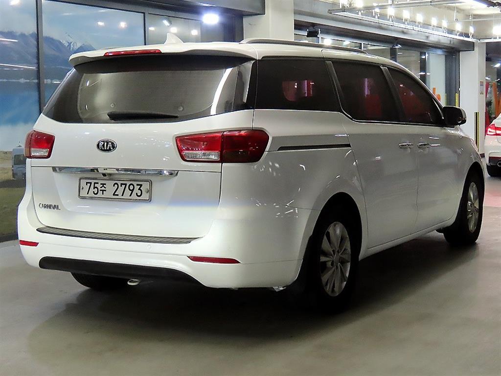 KIA Carnival - Vista 4