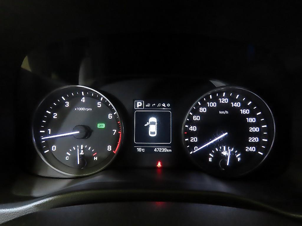 HYUNDAI Avante - Vista 9