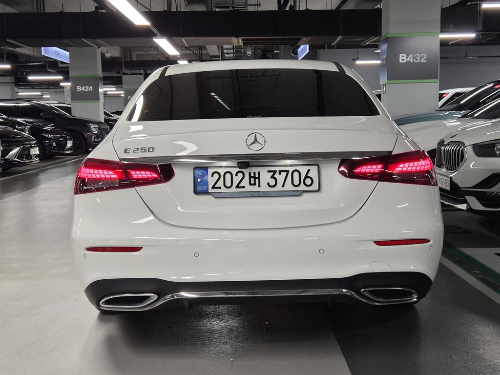 Mercedes Benz E class - Vista 4