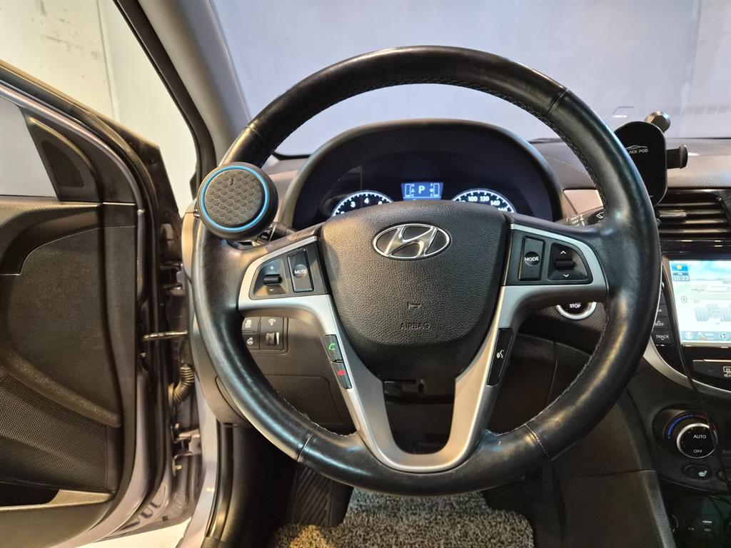 HYUNDAI Accent - Vista 8