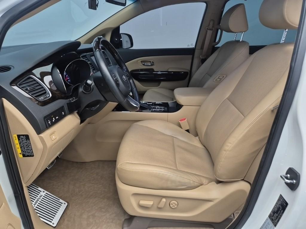 KIA Carnival - Vista 11