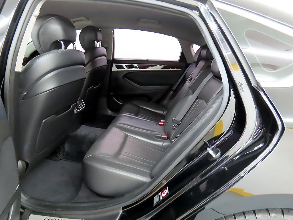 HYUNDAI Genesis - Vista 6