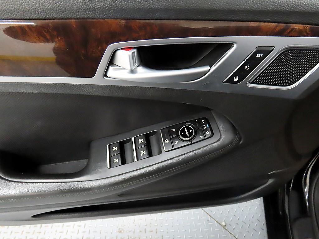 HYUNDAI Genesis - Vista 11