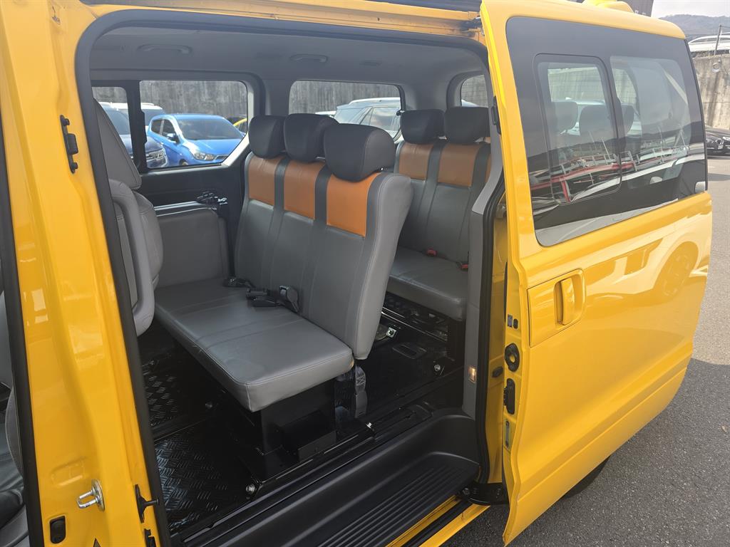 HYUNDAI Starex - Vista 9