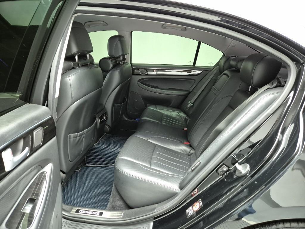 HYUNDAI Genesis - Vista 10