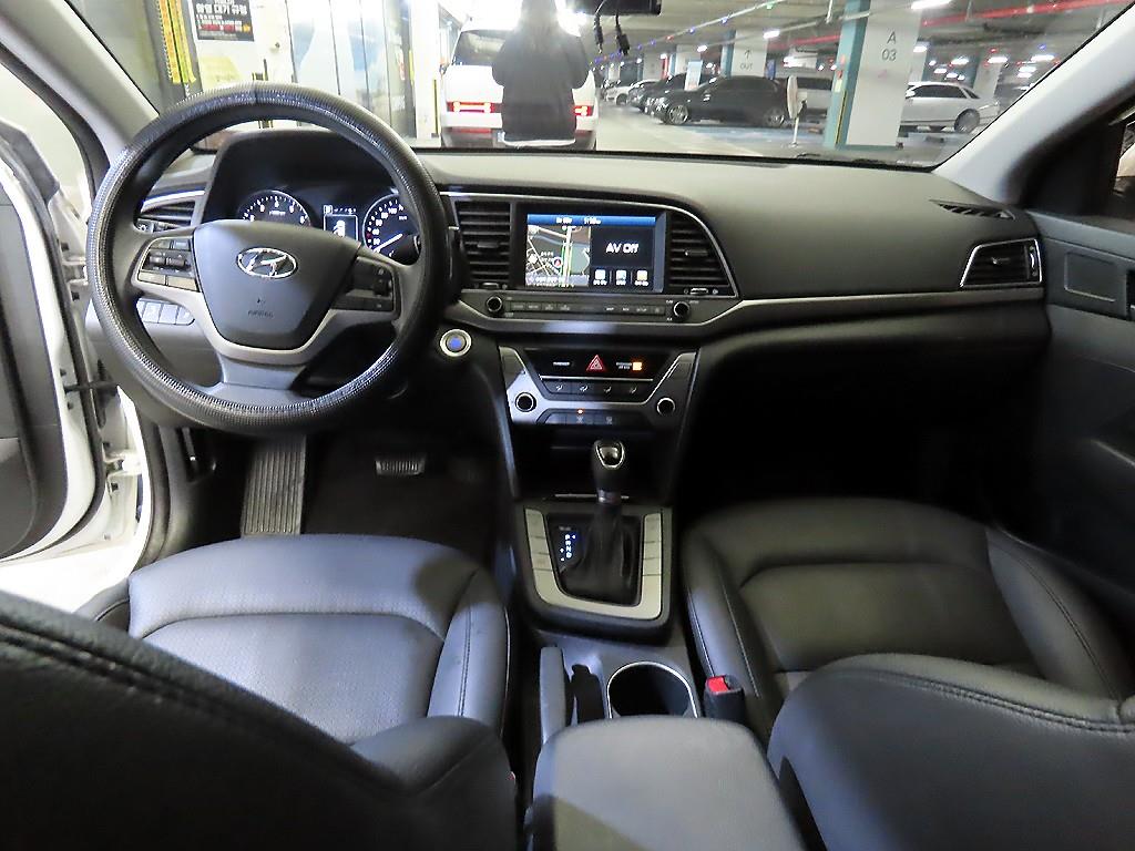 HYUNDAI Avante - Vista 10