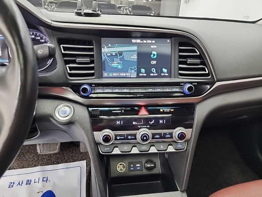 HYUNDAI Avante - Vista 10