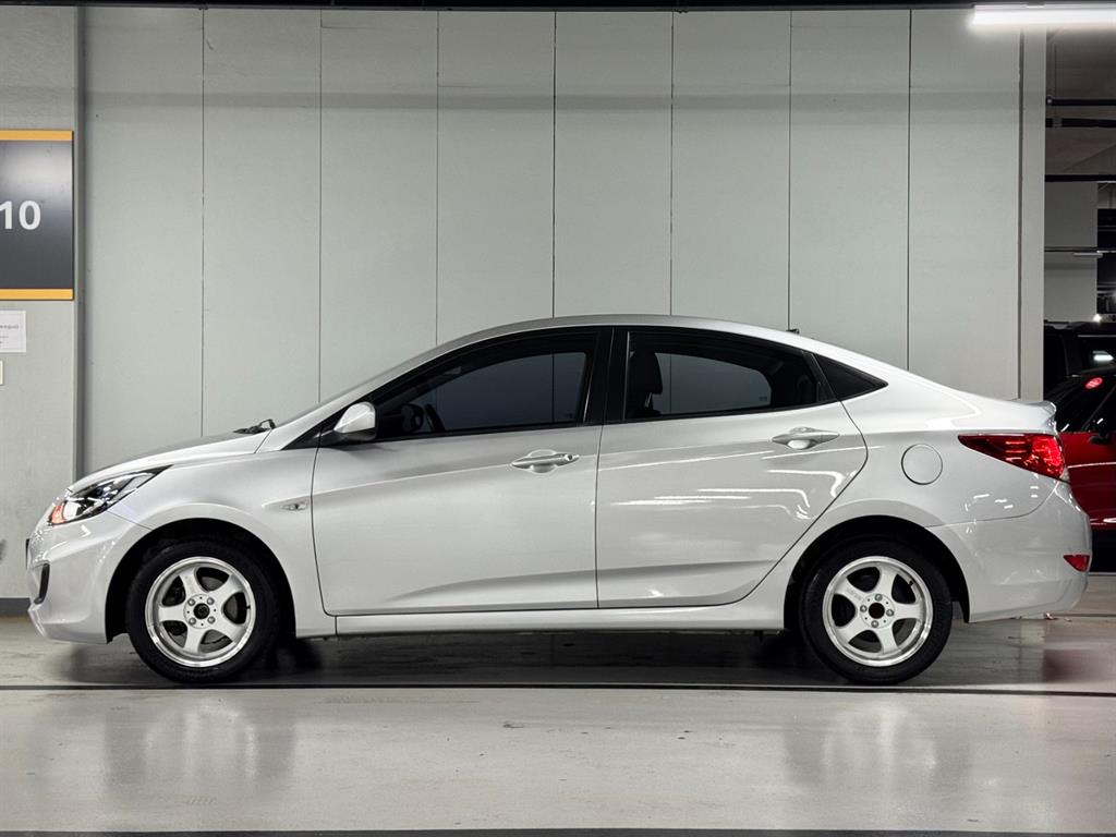 HYUNDAI Accent - Vista 5
