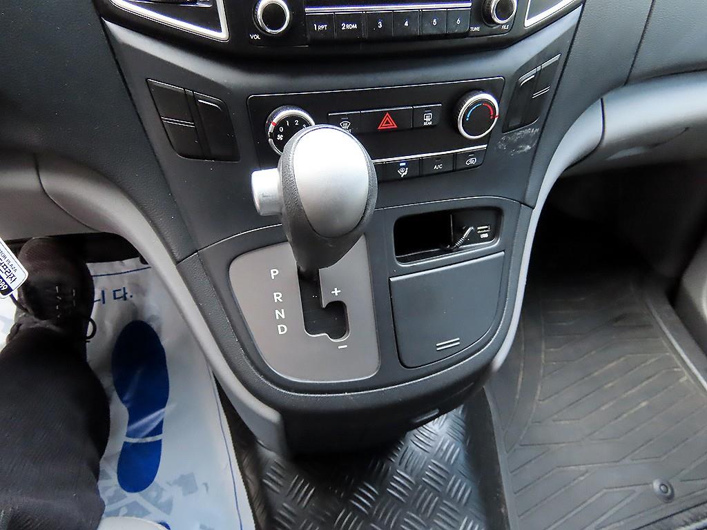 HYUNDAI Starex - Vista 10