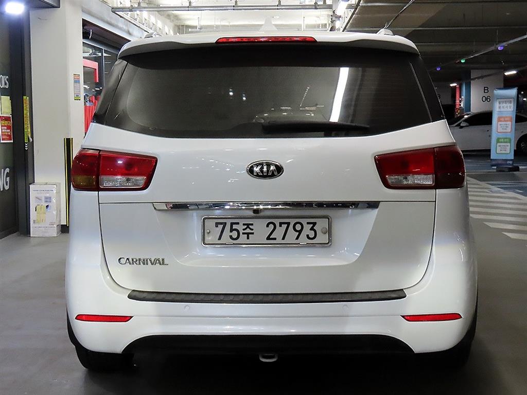KIA Carnival - Vista 5