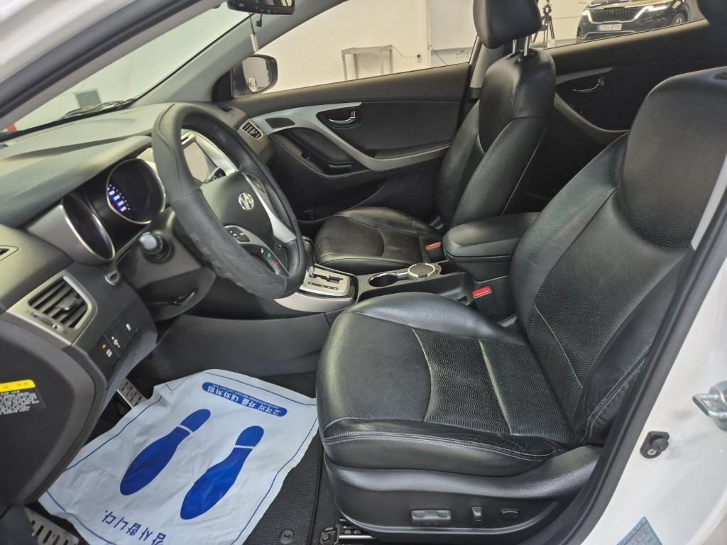 HYUNDAI Avante - Vista 11