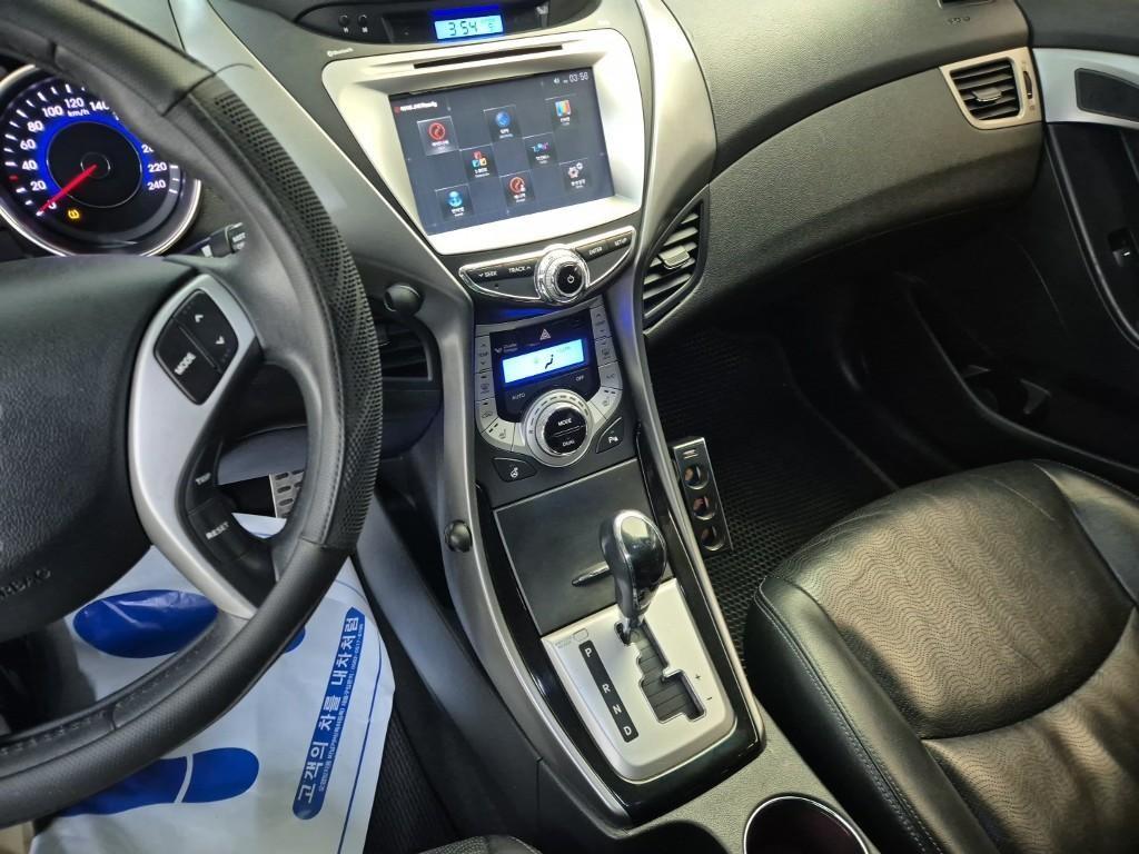 HYUNDAI Avante - Vista 10