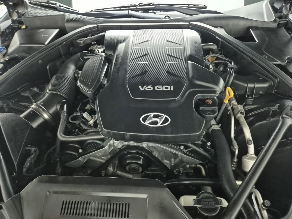 HYUNDAI Genesis - Vista 5