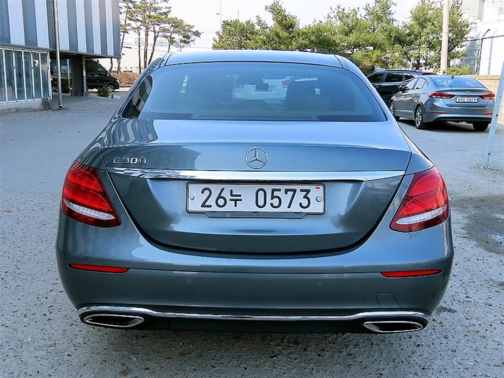 Mercedes Benz E class - Vista 4