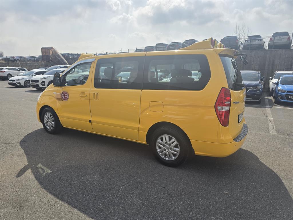 HYUNDAI Starex - Vista 5