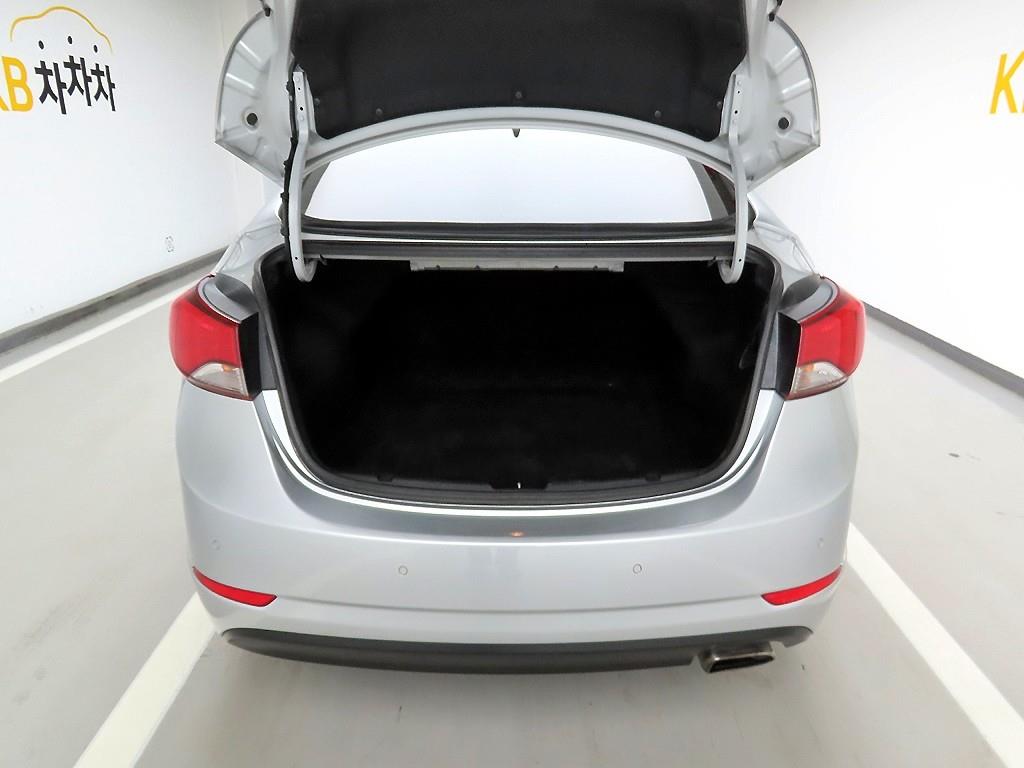 HYUNDAI Avante - Vista 5