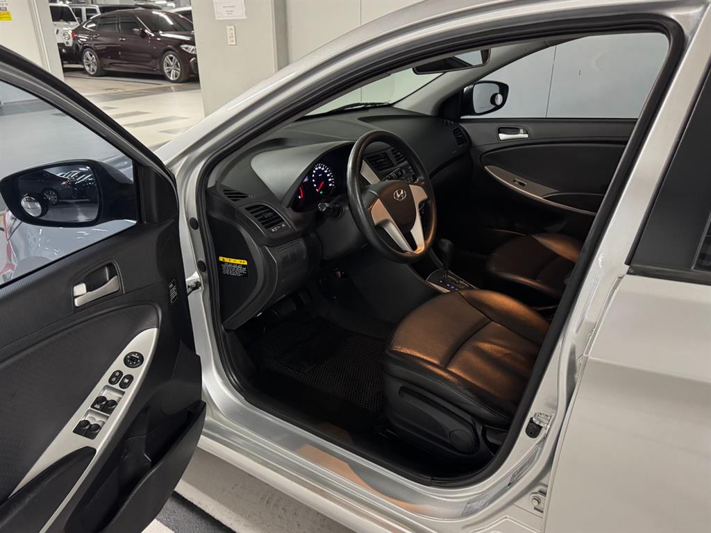 HYUNDAI Accent - Vista 10