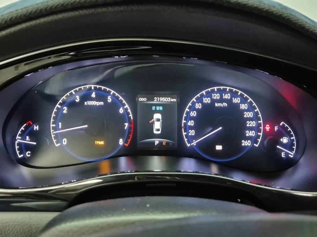 HYUNDAI Genesis - Vista 8