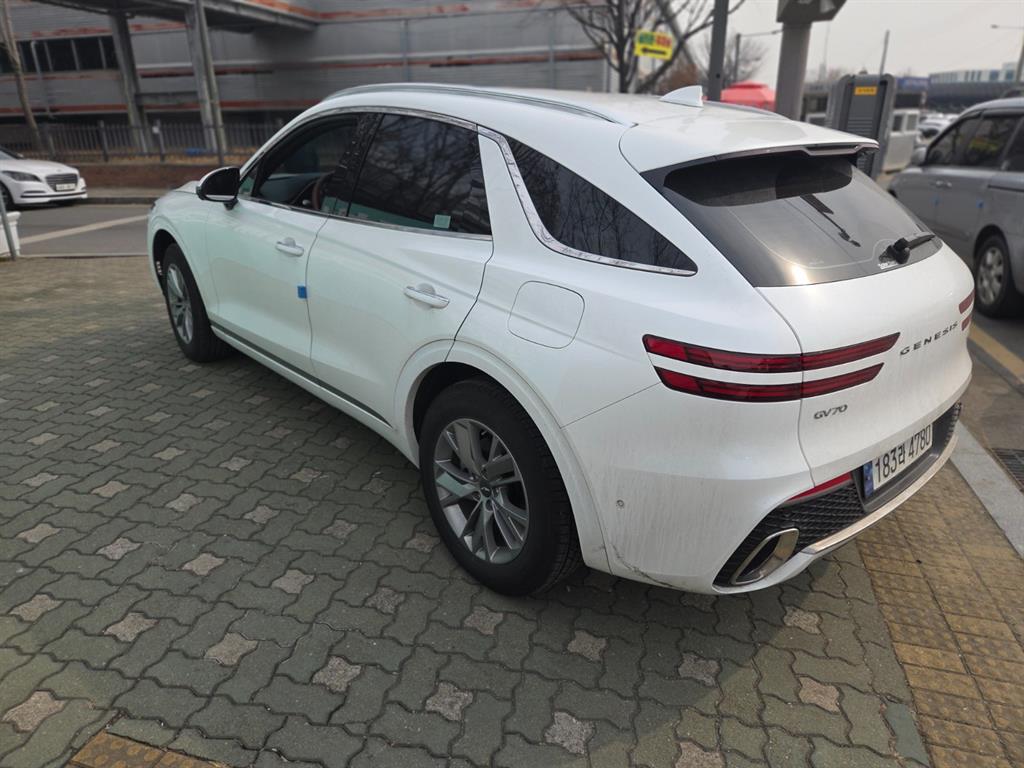 Genesis GV70 - Vista 6