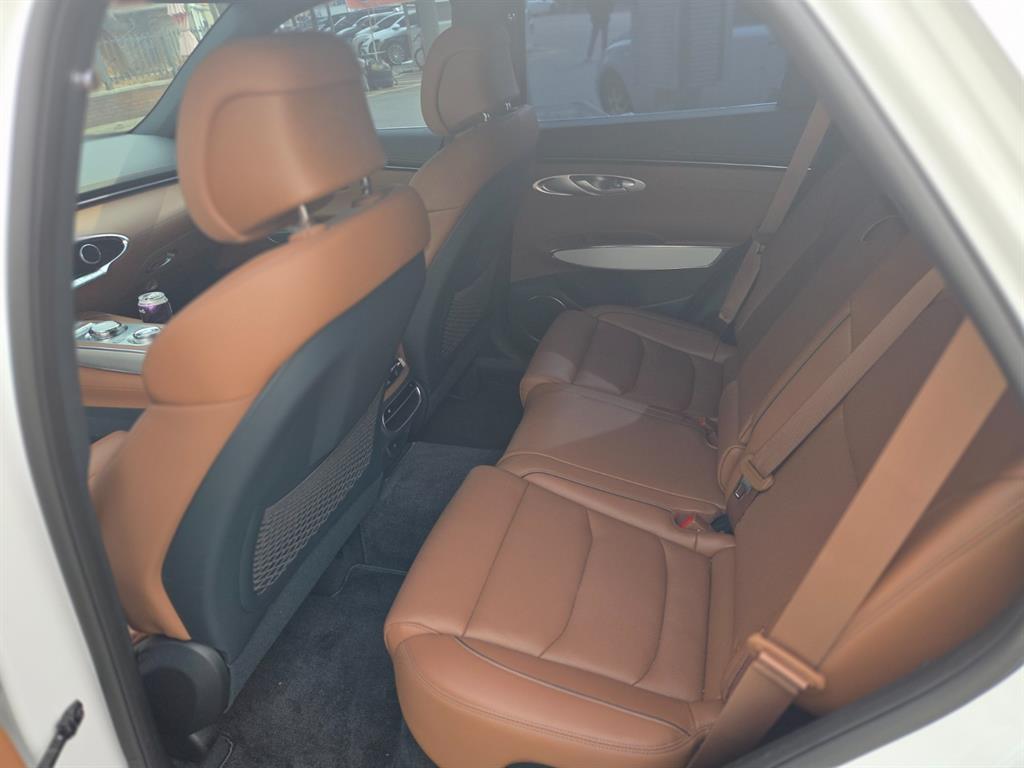 Genesis GV70 - Vista 8