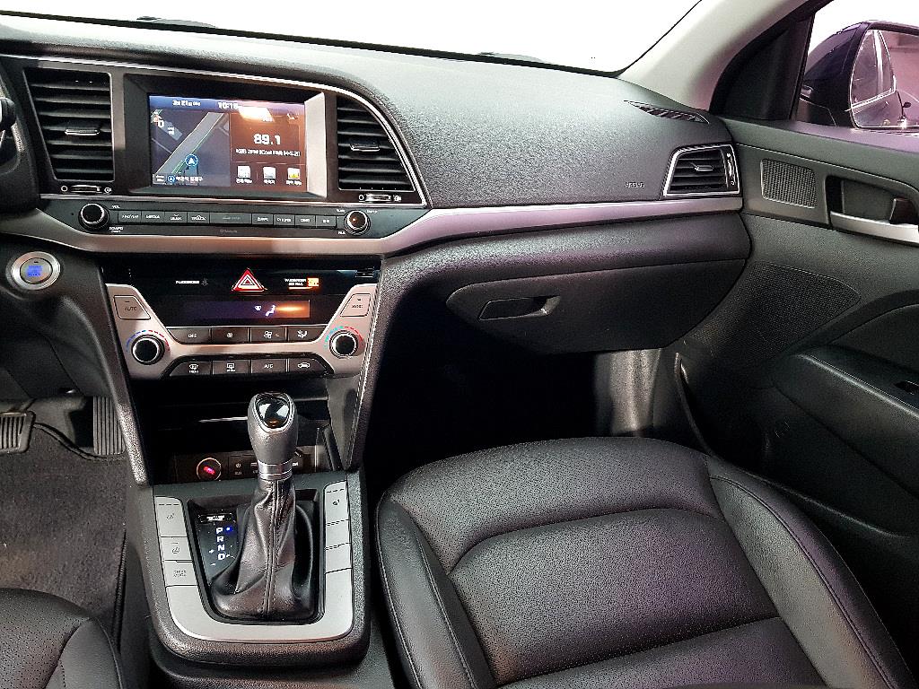 HYUNDAI Avante - Vista 10