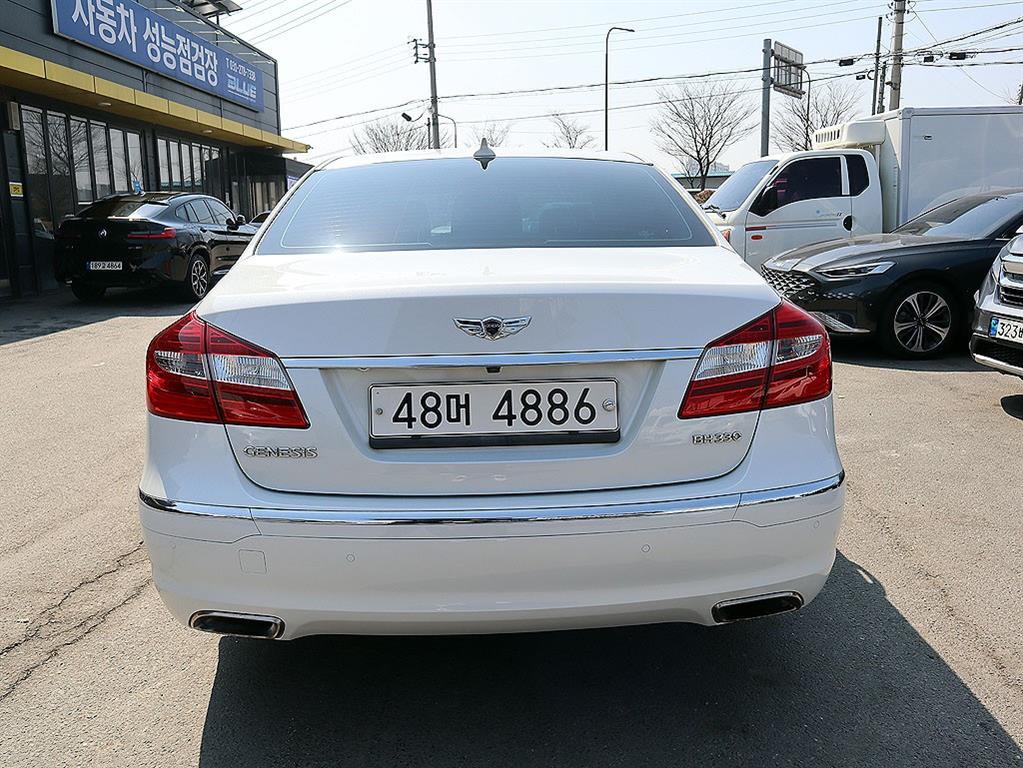 HYUNDAI Genesis - Vista 7